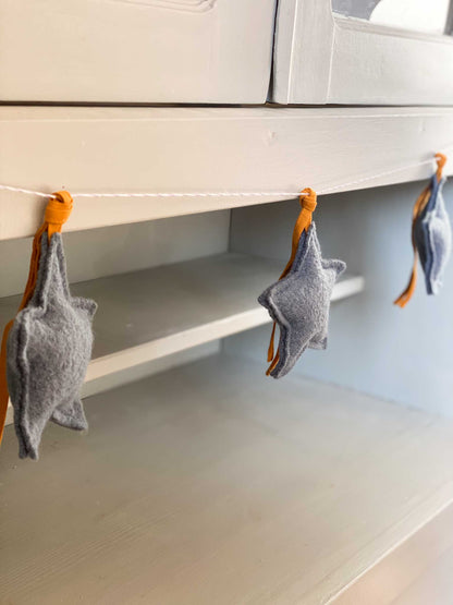 Sternengirlande aus drei blauen Sternen, Nahaufnahme an Schrank Kinderzimmer