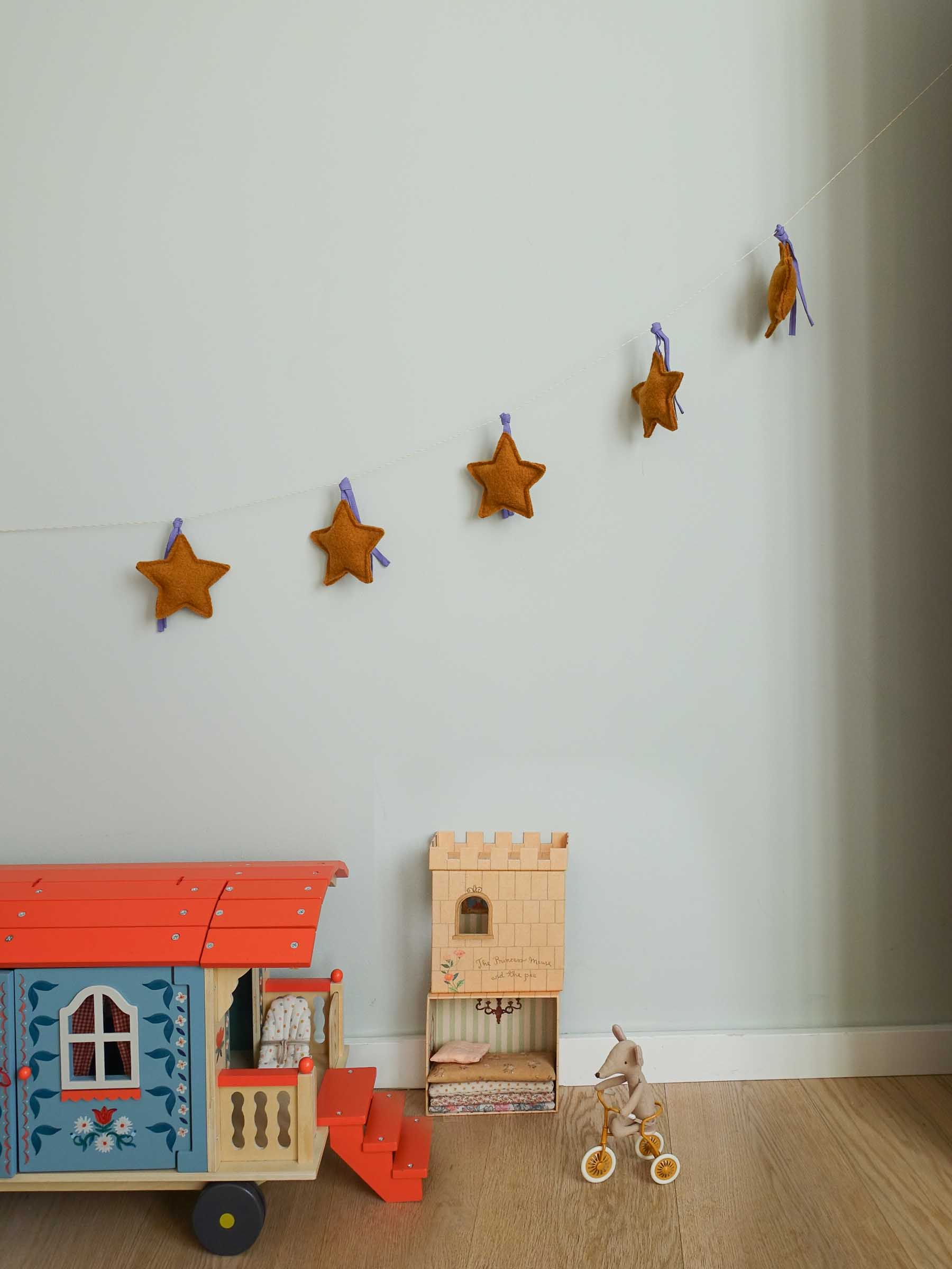 Ein langlebiges Geschenk zur Geburt und Taufe kann unsere Girlande aus fünf Sternen sein, die im Kinderzimmer an einer Wand arrangiert werden kann