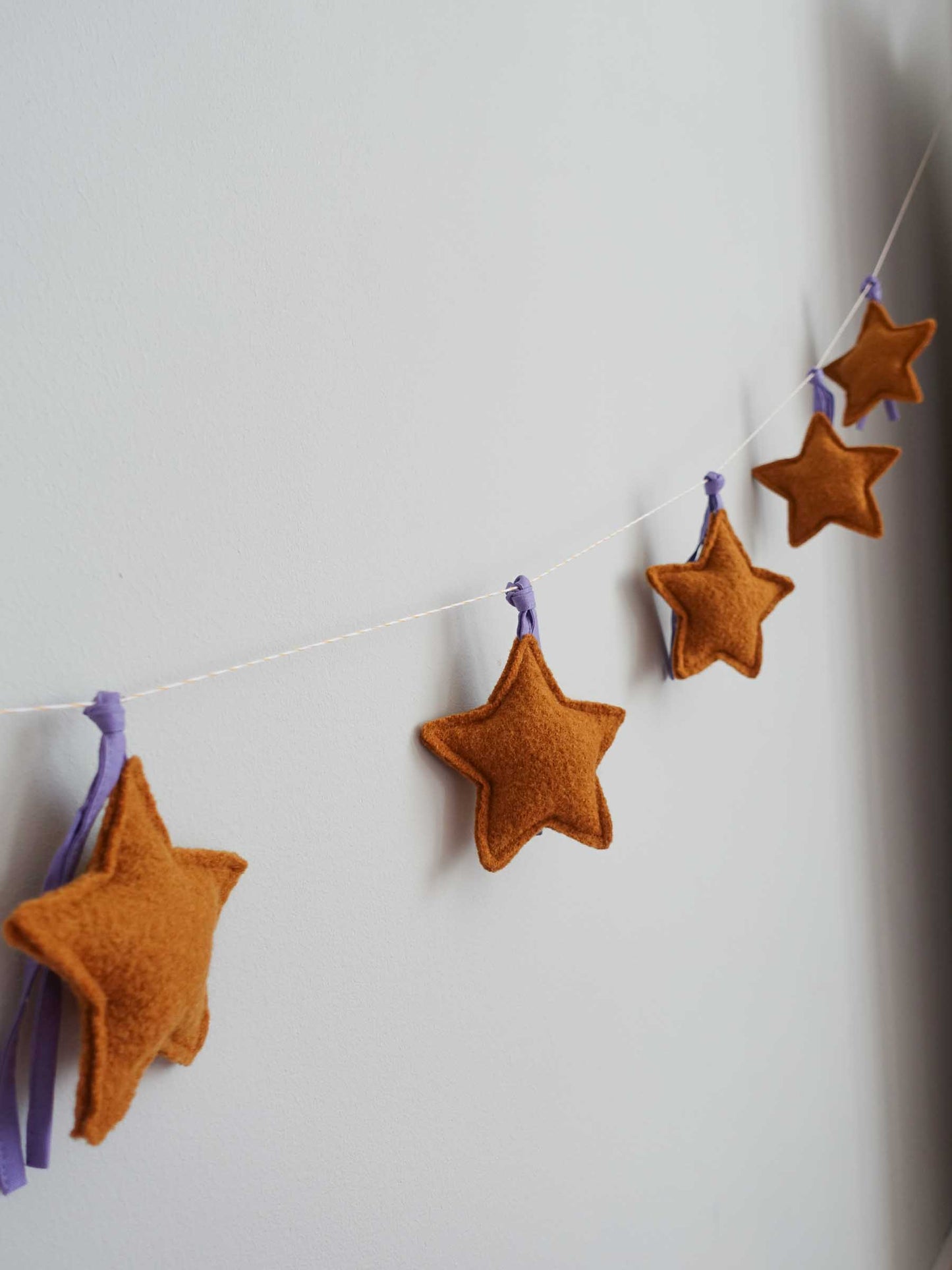 Sternengirlande mit 5 Sternen Detailaufnahme an Wand