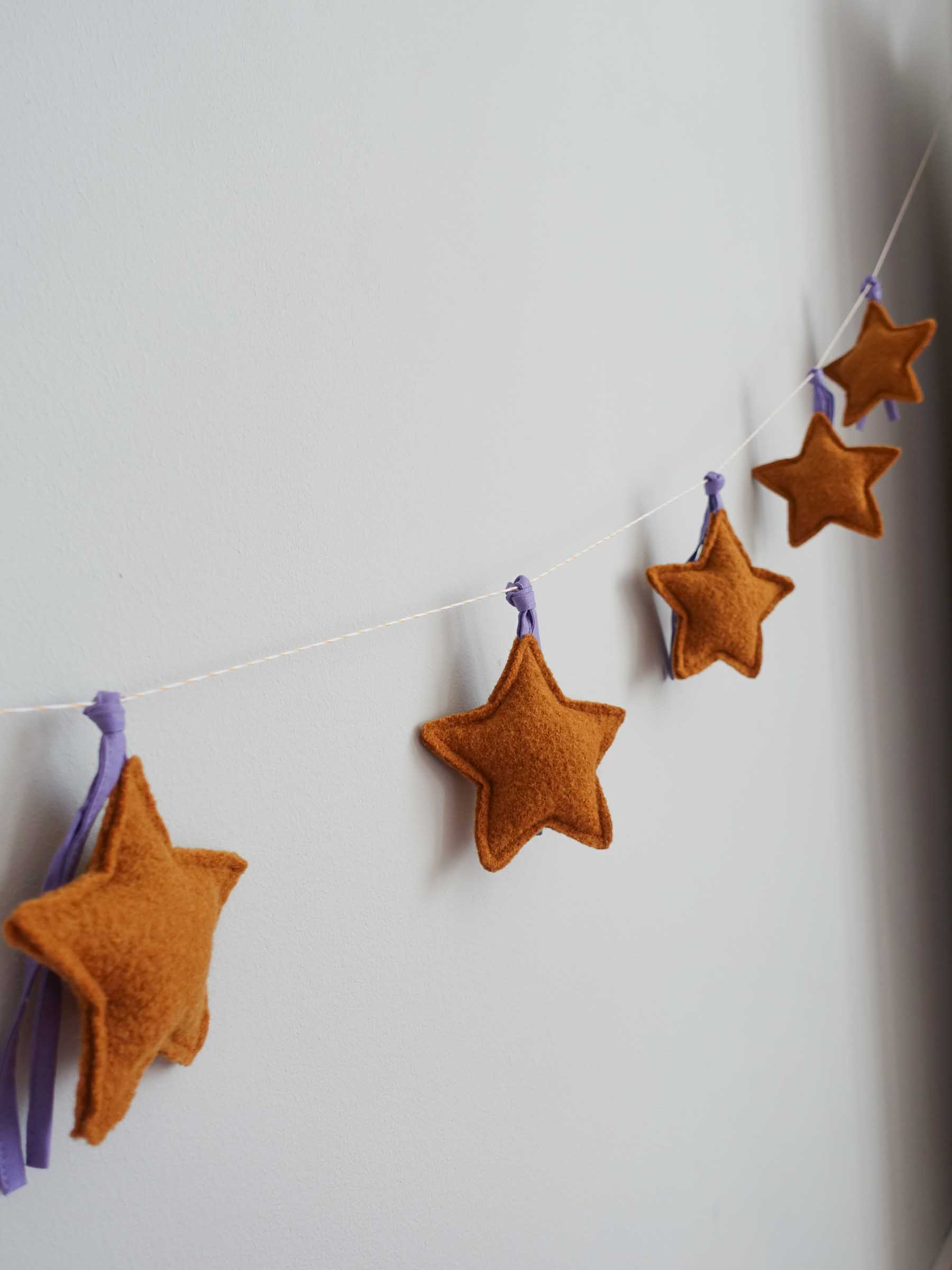 Sternengirlande mit 5 Sternen Detailaufnahme an Wand