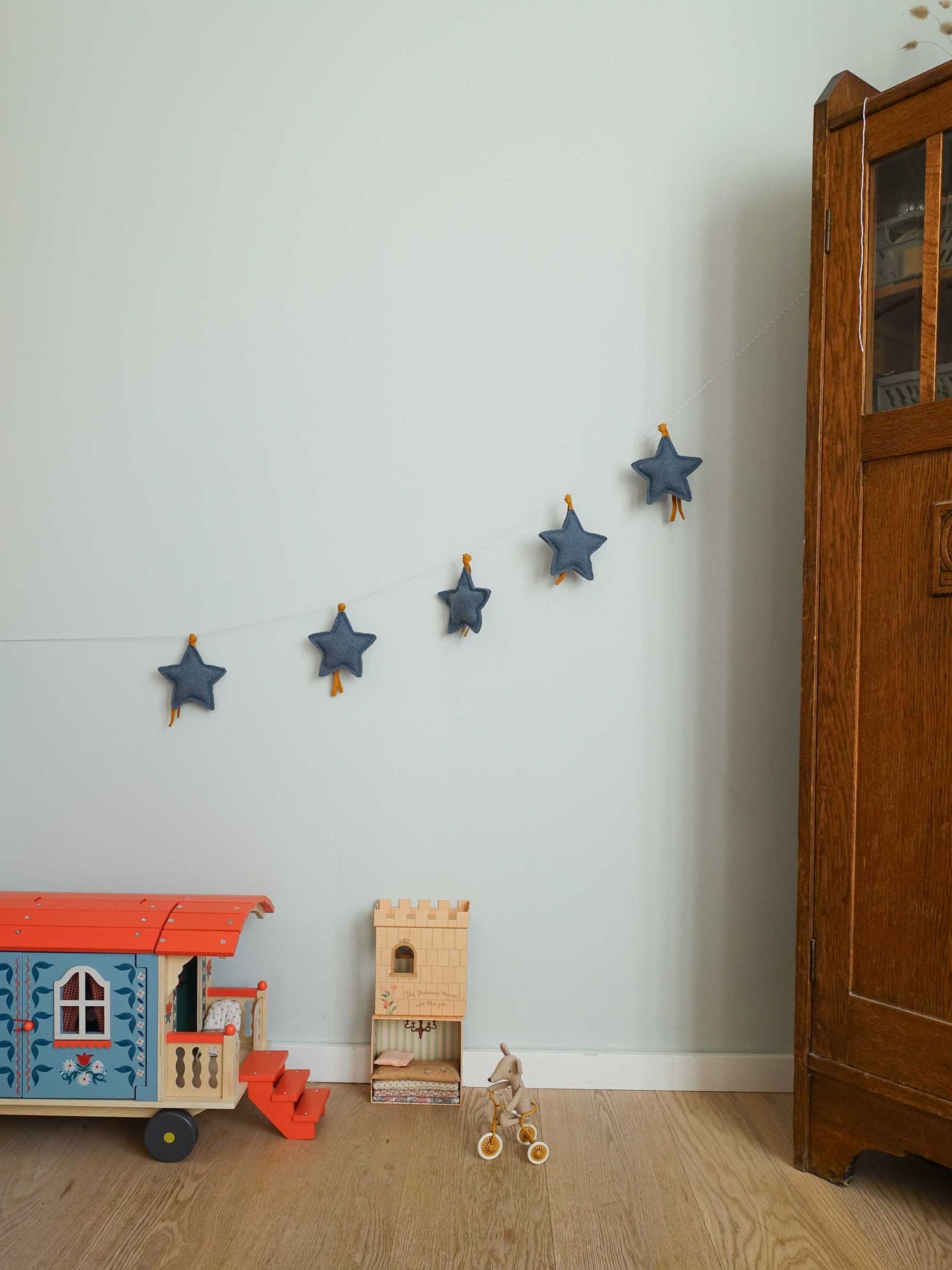 fünf sternenkissen an Wand als Girlande im Kinderzimmer