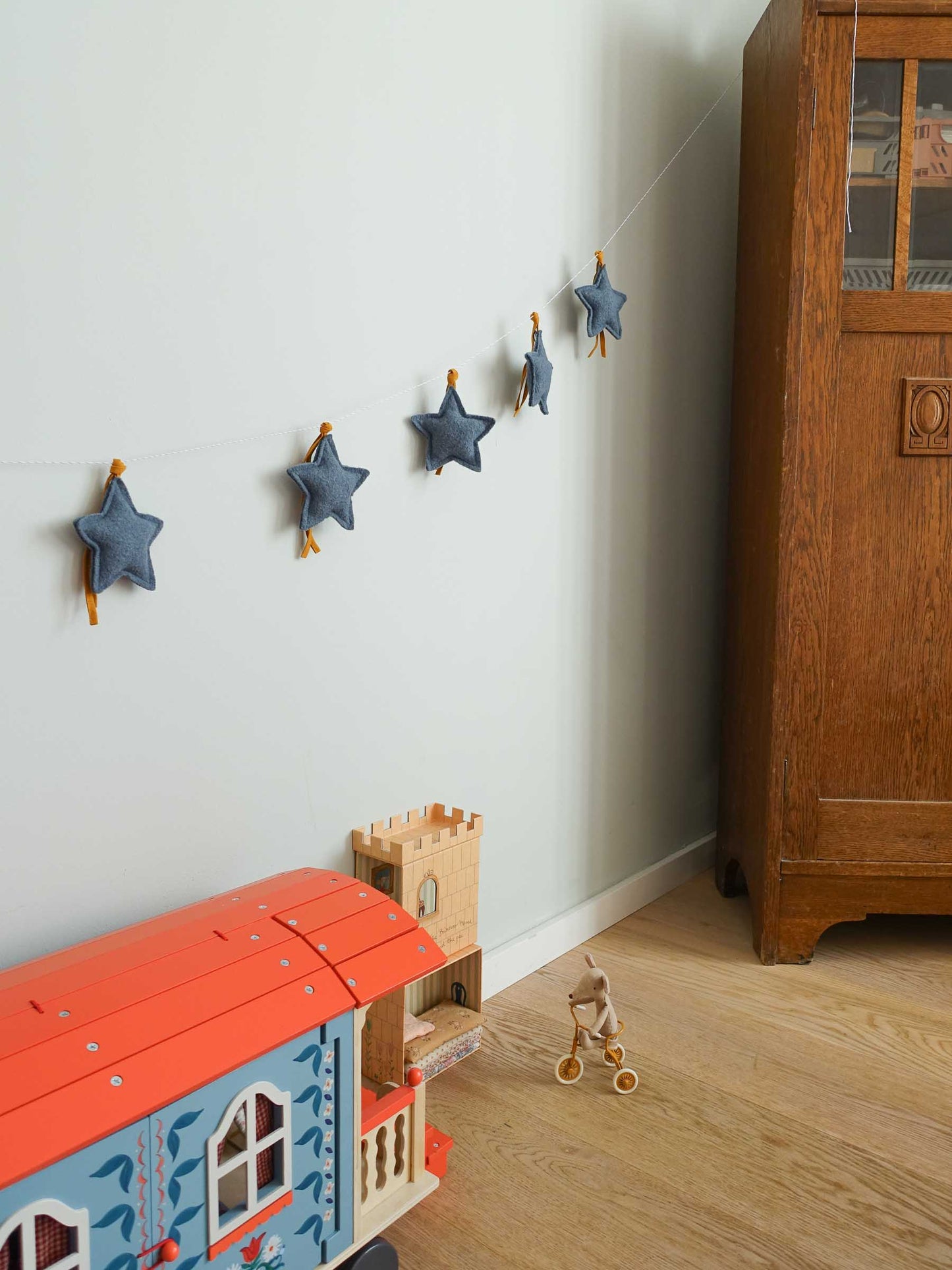 Blaue Sterngirlande in Kinderzimmer an Wand
