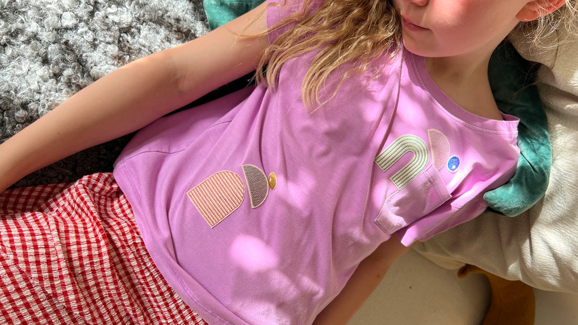 3-teiliges Bügelflicken-Set als Figur auf einem Kinder-T-Shirt