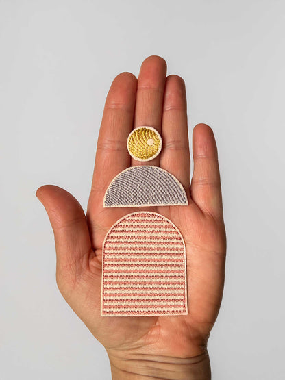 Bügelpatch in Form einer Frau auf einer Hand zur Darstellung der Größe