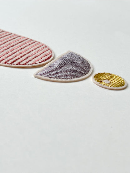 Detailansicht eines geometrischen Bügelpatchsets aus modularen Formen
