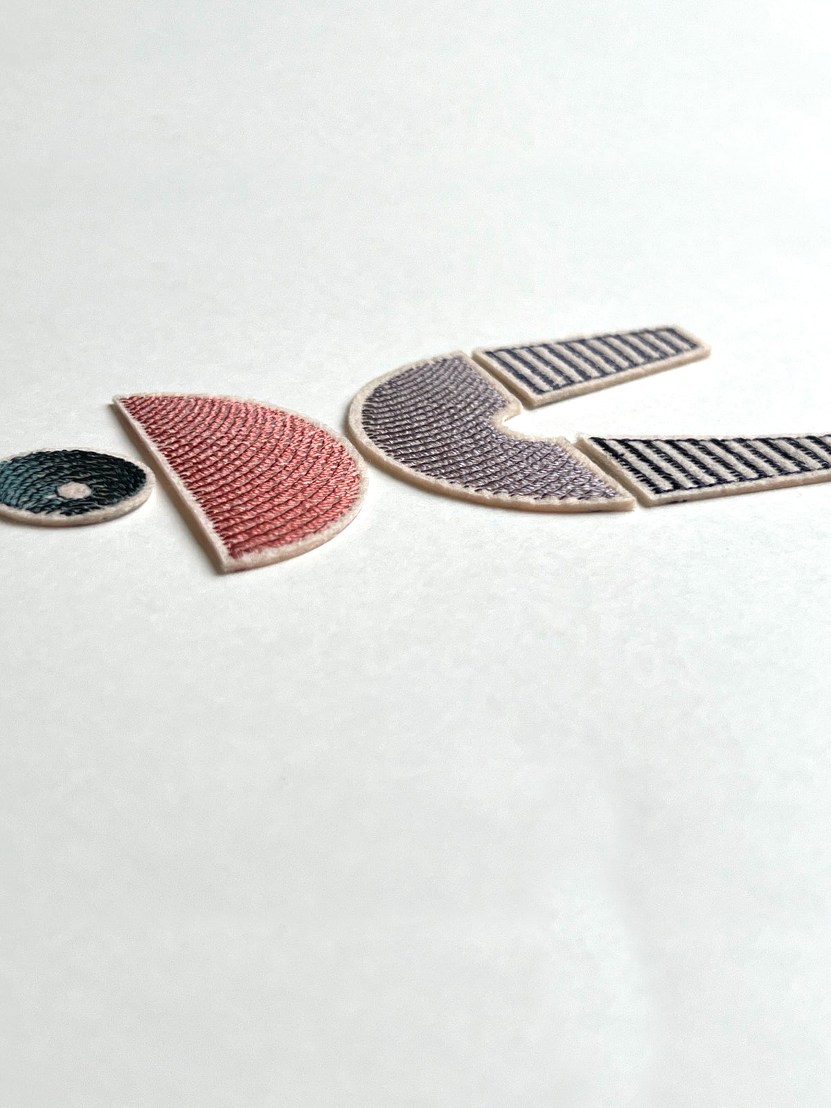 Detailansicht eines geometrischen Bügelpatchsets aus 5 modularen Formen
