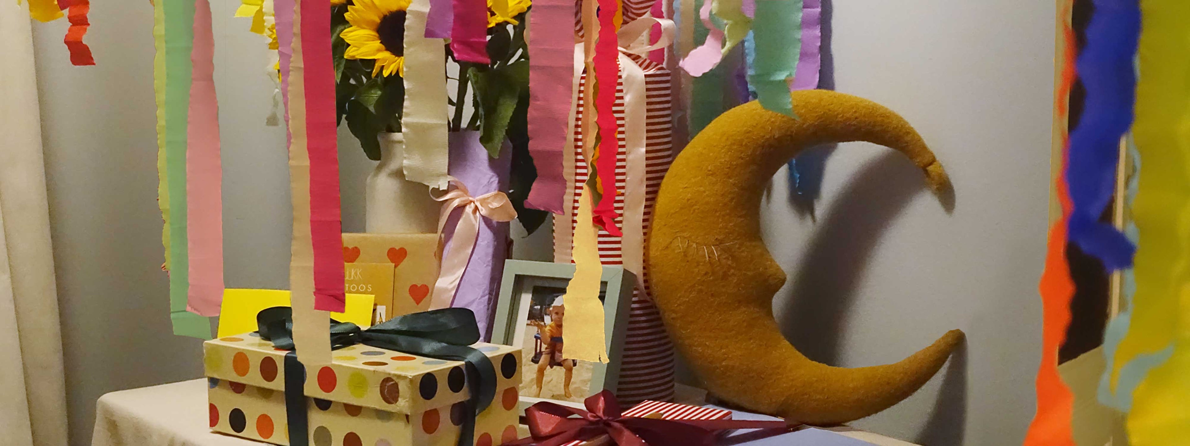 Dekorierter Geburtstagstisch mit Mondkissen und Geschenkideen für Kinder