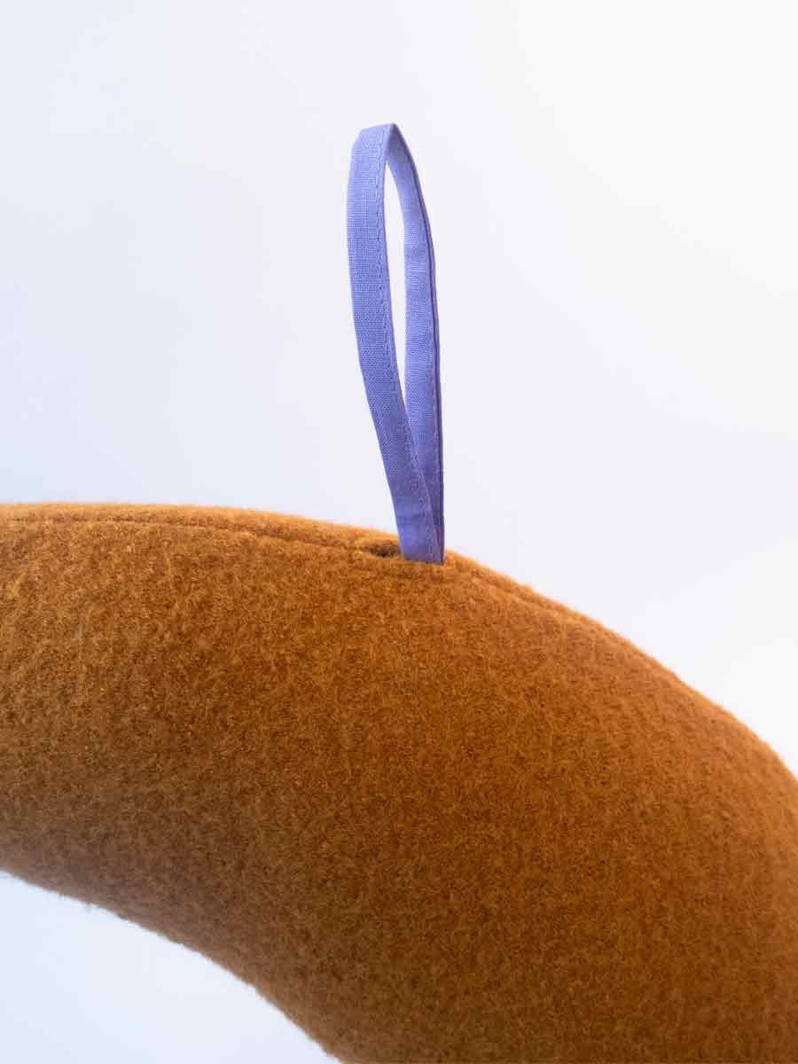 mondkissen-gross-gelb-aufhaengung