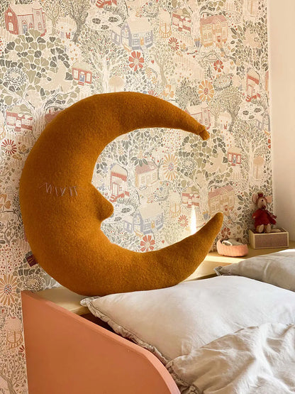 Großes Mondkissen in Goldgelb auf einem Bett im Kinderzimmer in skandinavischem Stil