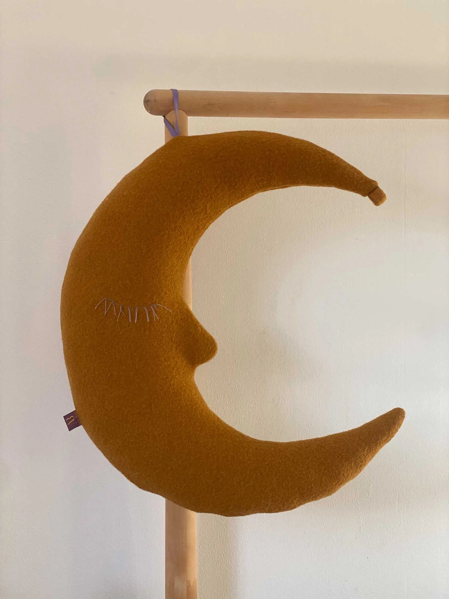 Hängendes gelbes Mondkissen als Wohnaccessoire im Kinderzimmer am Bettgestell