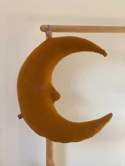 Hängendes gelbes Mondkissen als Wohnaccessoire im Kinderzimmer am Bettgestell