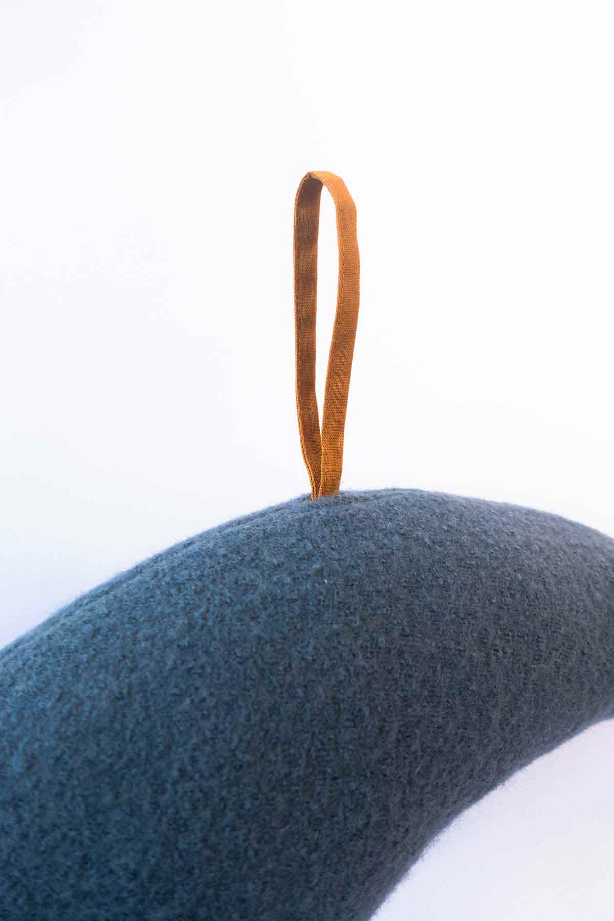 mondkissen-gross-taubenblau-aufhängung