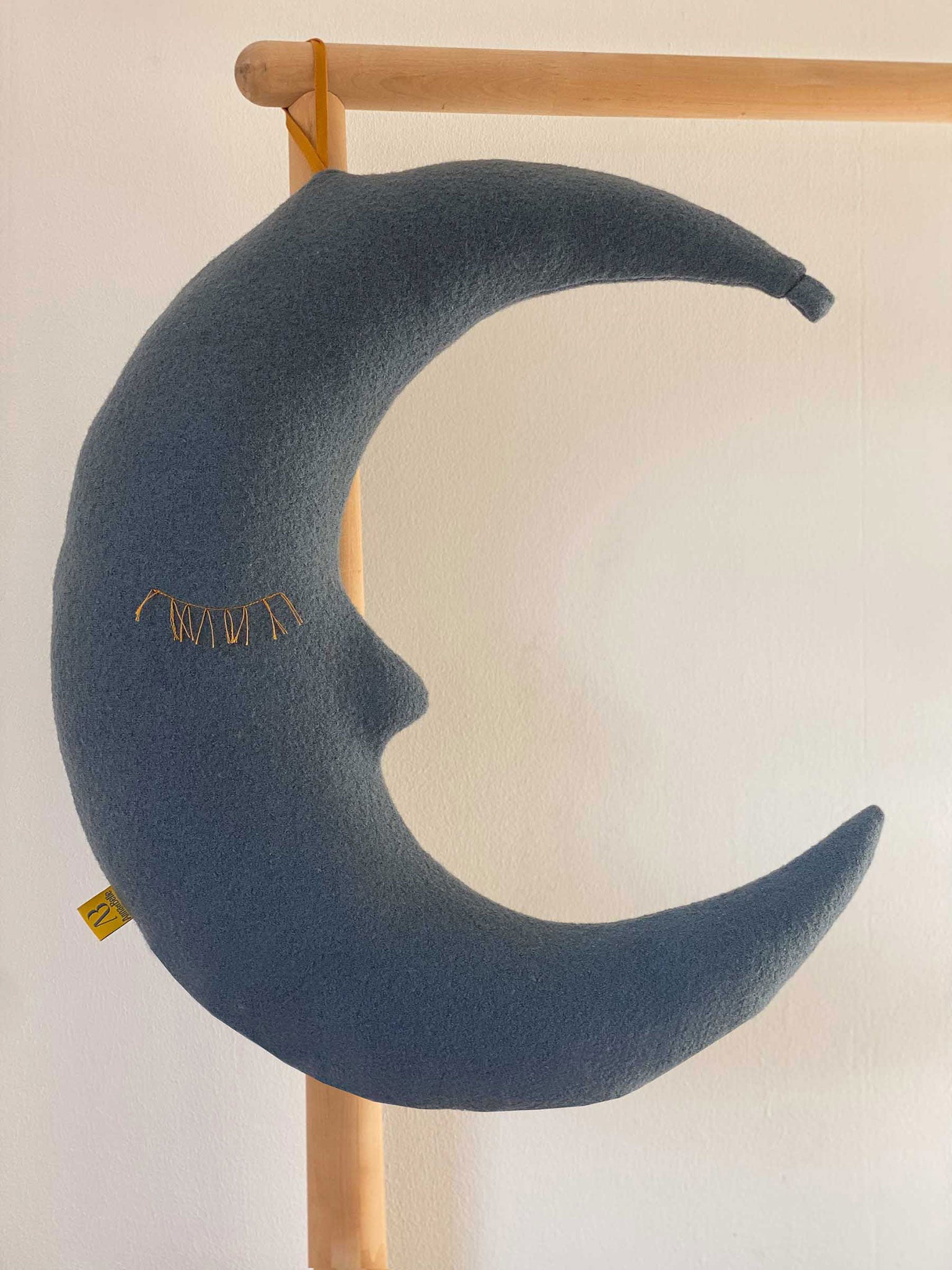 Hängendes Mondkissen in Blau als dekoratives Kinderzimmer Accessoire im skandinavischen Stil