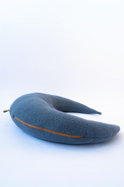 Detailaufnahme des großen Mondkissens in Taubenblau mit Reißverschluss