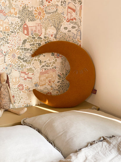 Kleines Mondkissen in Goldgelb im Kinderzimmer als dekoratives Accessoire im skandinavischen Stil