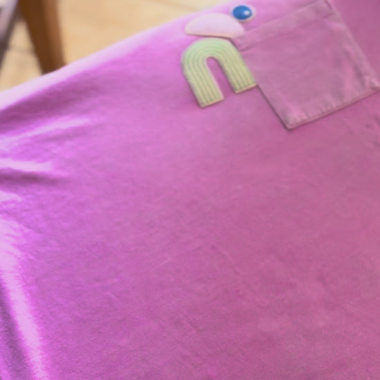 Anleitung zum Positionieren und Aufbügeln eines 3-teiligen Bügelpatch-Sets auf einem T-Shirt.