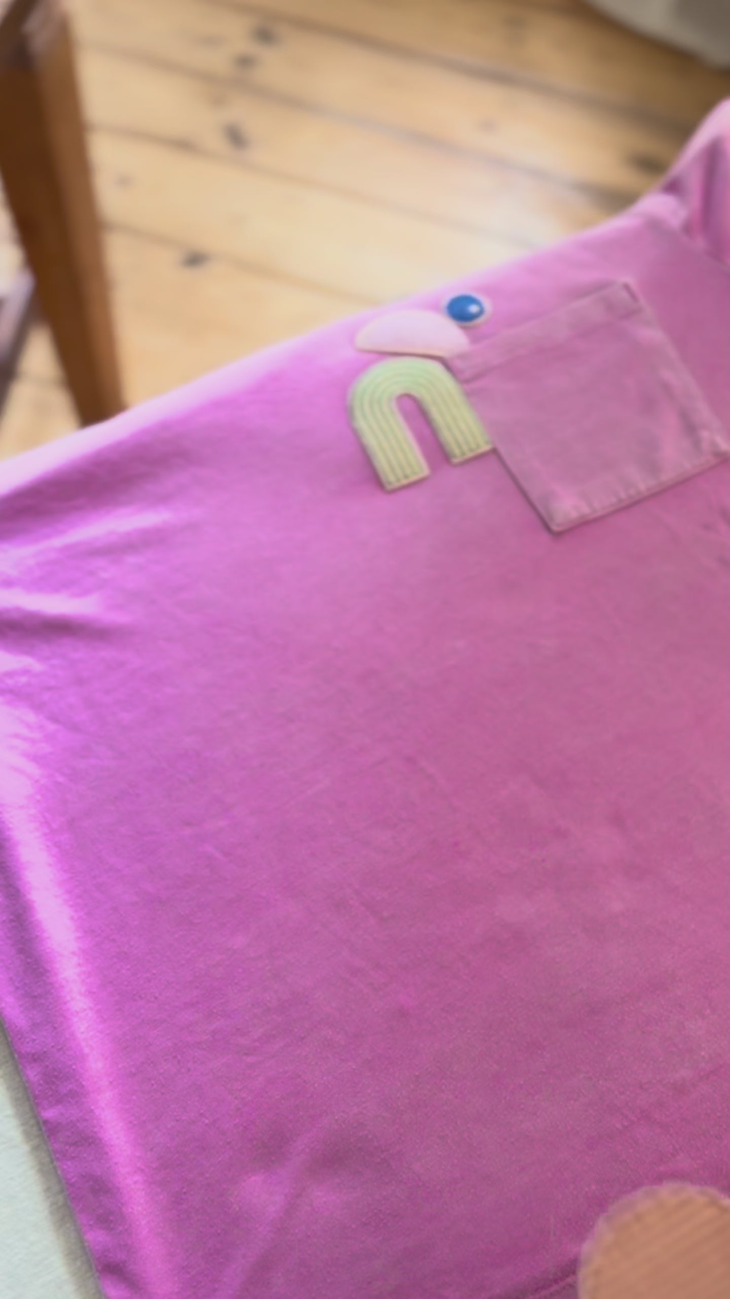 Anleitung zum Positionieren und Aufbügeln eines 3-teiligen Bügelpatch-Sets auf einem T-Shirt.