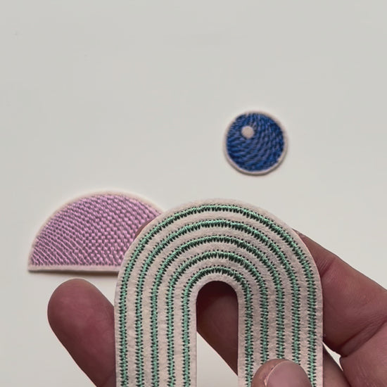 Detailaufnahme eines Patch Sets aus drei Teilen im unverarbeiteten und verarbeiteten Zustand