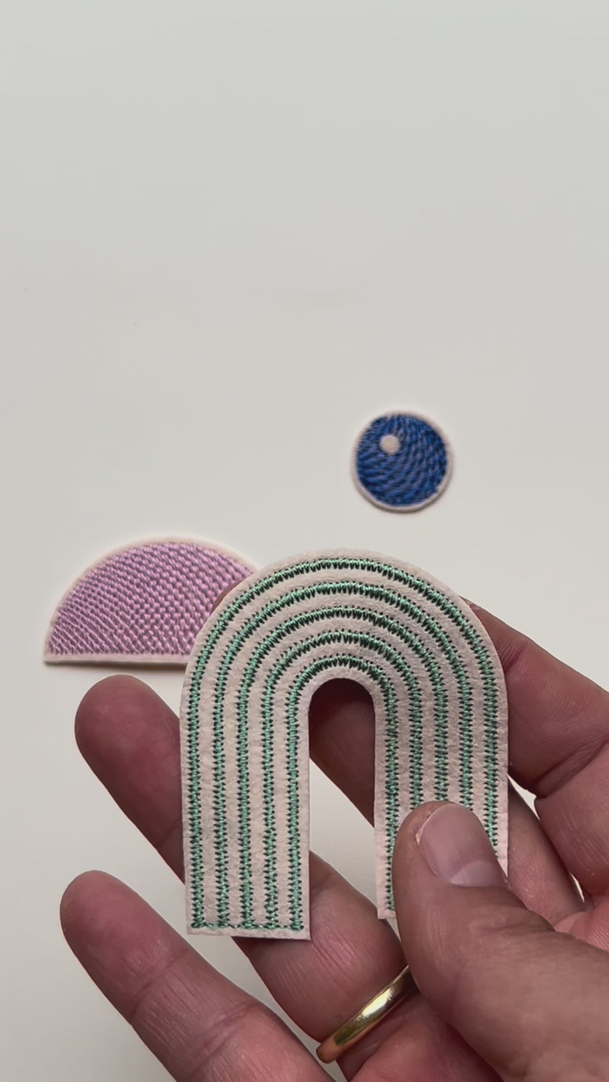 Detailaufnahme eines Patch Sets aus drei Teilen im unverarbeiteten und verarbeiteten Zustand