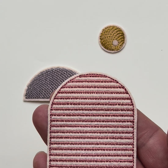 Detailaufnahmen eines 5-teiligen Bügelpatch-Sets im unverarbeiteten Zustand