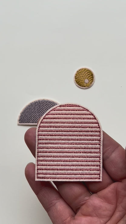 Detailaufnahmen eines 5-teiligen Bügelpatch-Sets im unverarbeiteten Zustand