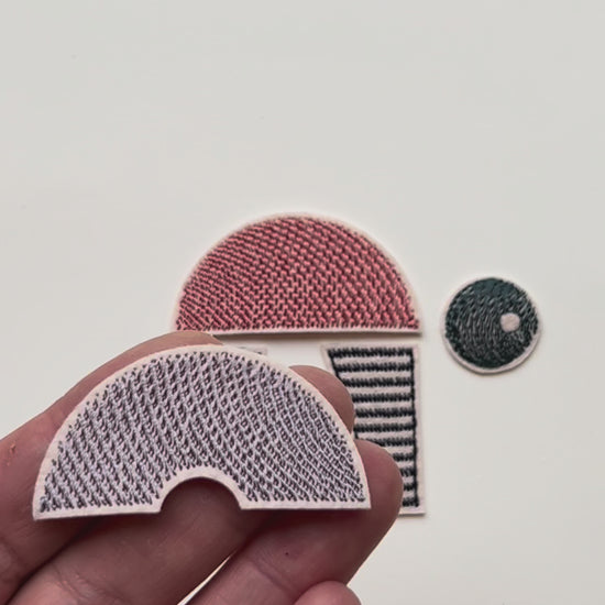 Detailaufnahmen eines 5-teiligen Bügelpatch-Sets im unverarbeiteten Zustand