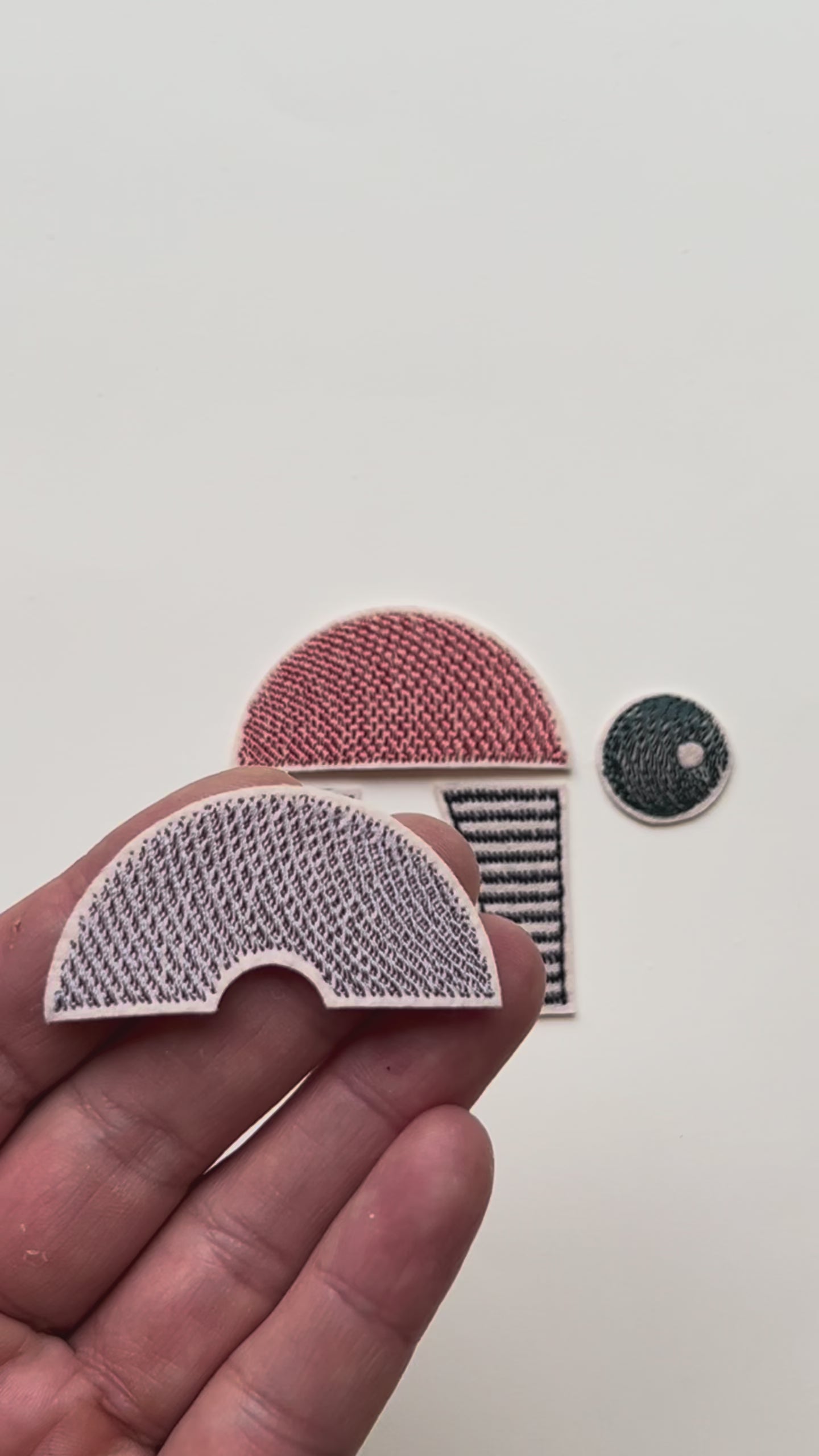 Detailaufnahmen eines 5-teiligen Bügelpatch-Sets im unverarbeiteten Zustand